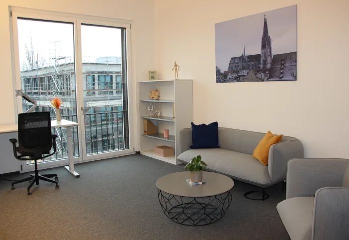 SEO-Agentur Regensburg Büro mit Arbeitsplatz, Sitzbereich und Wandbild des Regensburger Doms