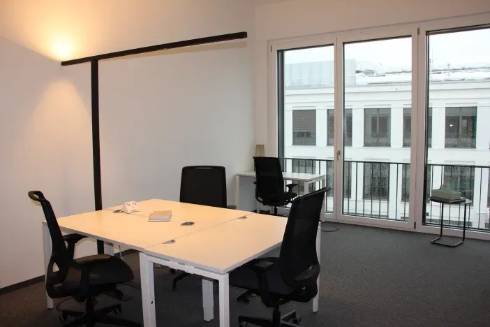 Besprechungsraum mit Arbeitstischen und großer Fensterfront